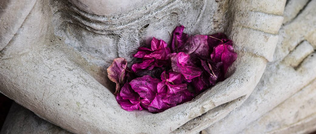 Mains de bouddha avec fleurs